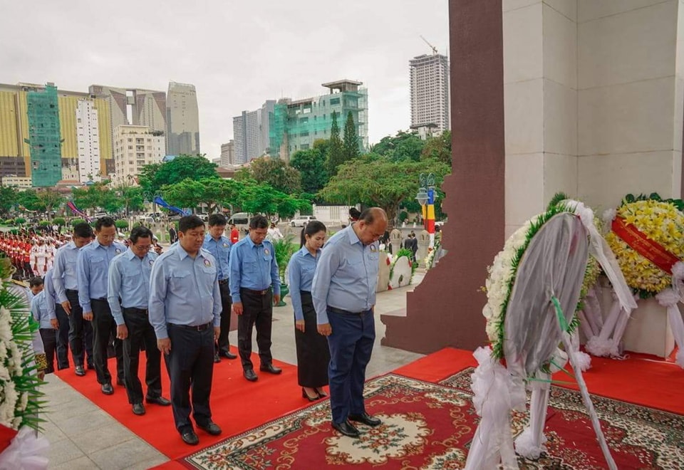 ឯកឧត្តម សុខ ពុទ្ធិវុធ បានអញ្ជើញចូលរួមដាក់កម្រងផ្កា និងគោរពព្រះវិញ្ញាណក្ខន្ធ ព្រះករុណា សម្តេចព្រះបាទ ព្រះនរោត្តម សីហនុ