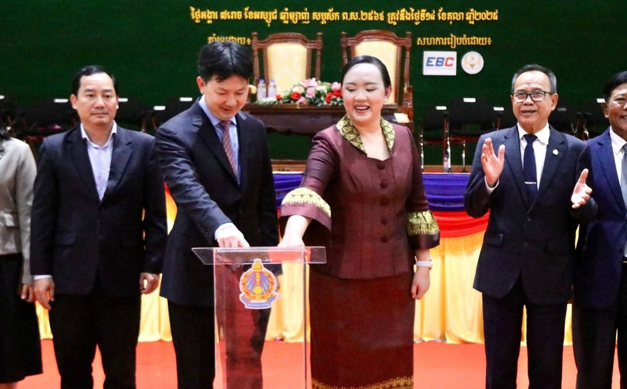 ឯកឧត្តម សុខ ពុទ្ធិវុធ និងលោកជំទាវ គឹម សេដ្ឋានី បានអញ្ជើញជាអធិបតីក្នុងពិធីសម្ពោធដាក់ឱ្យដំណើរការប្រព័ន្ធអេកូស៊ីសស្តែមអប់រំបែបឌីជីថលនៅវិទ្យាស្ថានគរុកោសល្យរាជធានីភ្នំពេញ